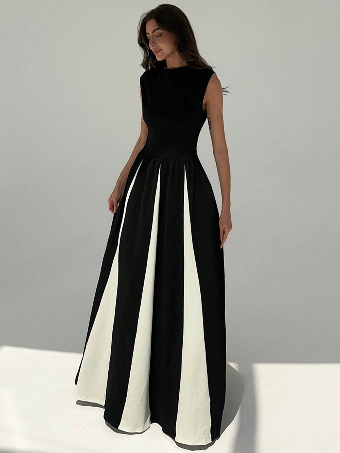 Elegant Round-Neck Black And White Contrast Color A-Line Dress