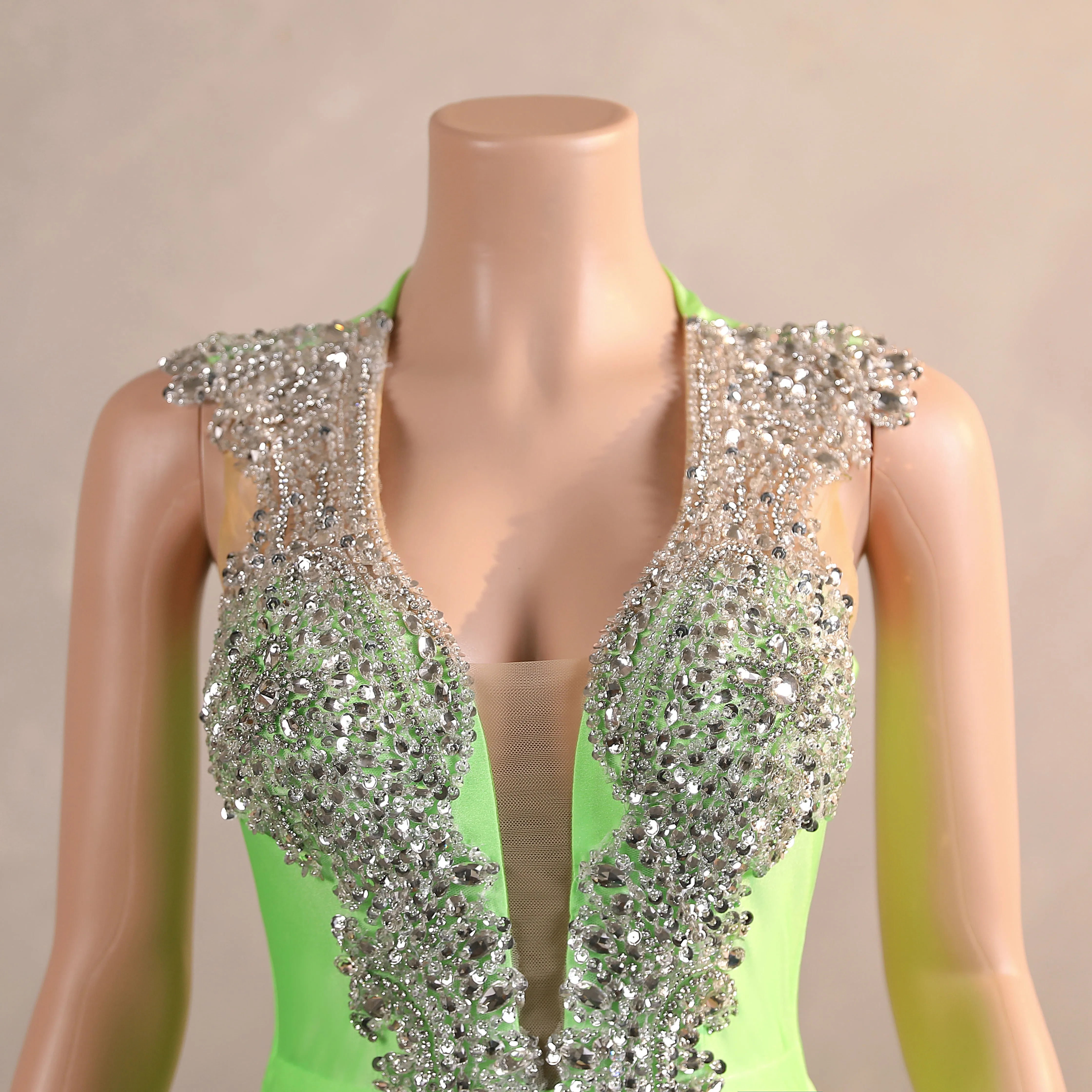 Green Mermaid V-NECK Prom Dresses Sequined Open Back Sleeveless Lace Crystal Formal Evening Party Gowns
